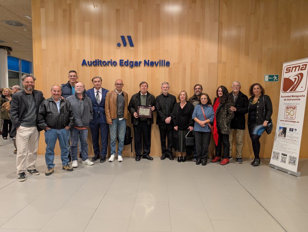 Miembros de la SMA que han asistido al evento acompañados por D. Joaquín Álvaro, Presidente de la Federación de Asociaciones Astronómicas de España (FAAE) y el compositor de la sinfonía “ALFA”, D. José Antonio Gómez García.